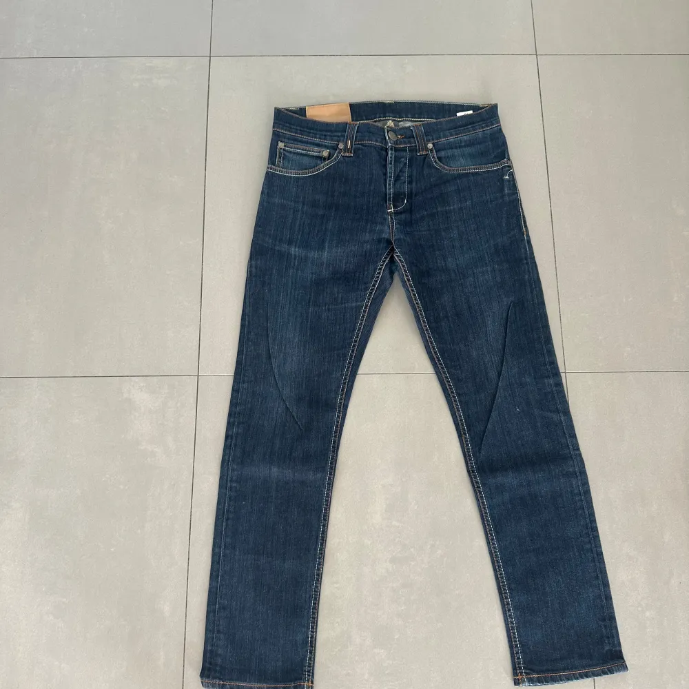 ett par riktigt najs dondup jeans, helt nya, strlk 32, modell slimfit , modellen är 177cm, väger 55! hör av er vid intresse!. Jeans & Byxor.