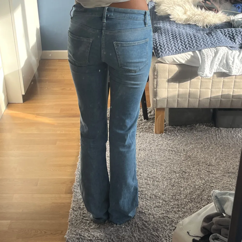 Jättesnygga lågmidjade bootcut jeans från Only som tyvärr inte passar mig längre 💙 stretchiga i midjan. Jeans & Byxor.