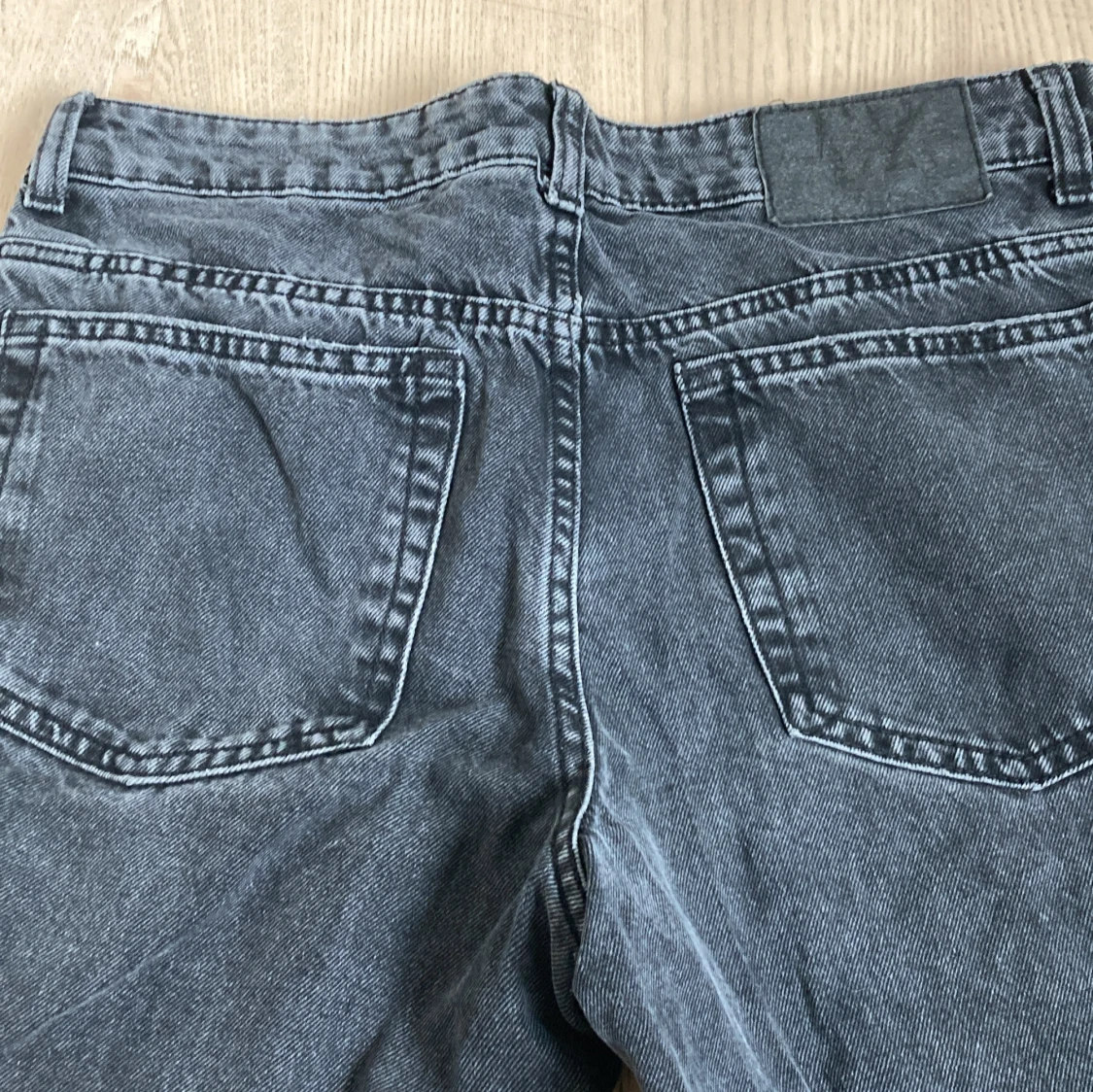 Svarta högmidjade jeanse  - 91