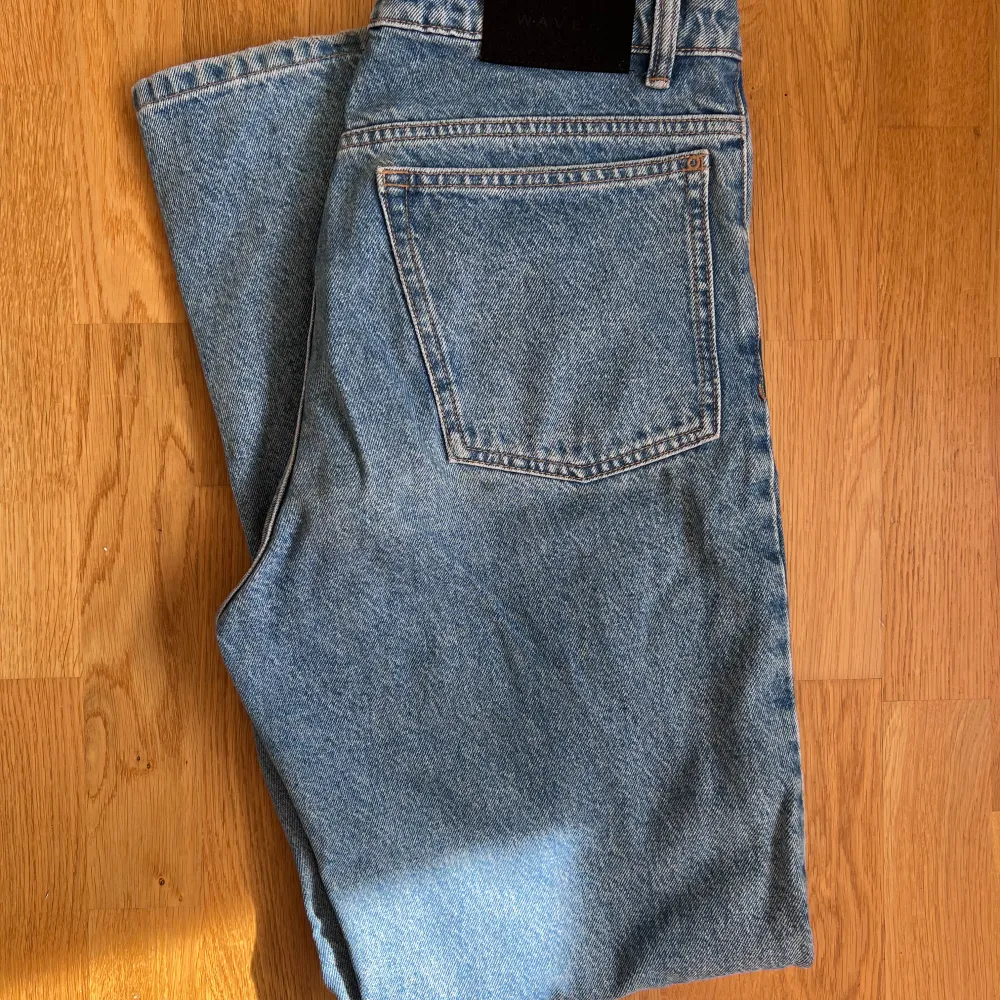 Asymmetriska jeans från Asos, märket Wåven. Använda ett fåtal gånger.. Jeans & Byxor.