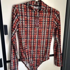 BOOHOO Lång tröjad body suit  - En lång ärmar body suit från BOOHO med fina mönster på! 👠