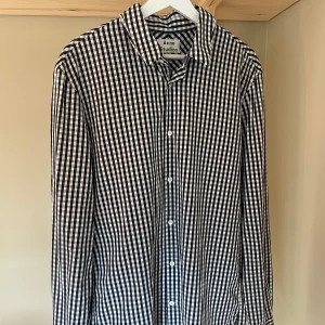 Svartvit rutig skjorta från Acne Studios - Säljer en stilren svartvit rutig skjorta från Acne Studios. Skjortan har långa ärmar och knappar framtill. Perfekt för både vardag och festliga tillfällen. Den är i bra skick och redo för en ny ägare! Skick 9/10 pris kan sänkas vid snabb affär.