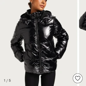 Varm jacka  - Knappt använd, super varm nypris ligger på 799kr