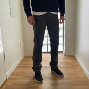 7 byxor - Säljer ett par gröna 7 byxor i läderimitation. Bra skick! Nypris ca 6000kr