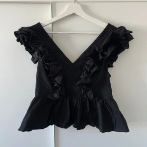 Volang topp - Trendig volang topp från H&M i fint skick. Storlek 38 men passar även 36.