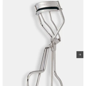 Ögonfransböjare från Tweezerman - Tweezerman Ögonfransböjare. Samma som Julia Ringblom använder, den har fått priser för hur bra den är!💗