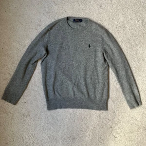 Polo Ralph Lauren tröja - Tjenare jag säljer en stickad Polo Ralph Lauren tröja i storlek s i barn storlek👦  jag skulle säga att det är ungefär 152cm skriv till mig om det är något du undrar eller funderar över💯