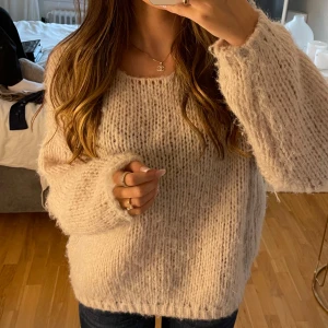 Stickad tröja - Jätte skön och varm stickad beig tröja
