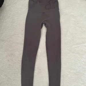 Träningstights - Endast använda enstaka gång. En jätteliten skavank som knappt syns. Se bild