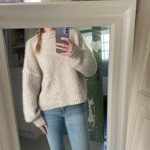Stickad tröja från VeroModa - Jättepopulär beige tröja med vita detaljsömmar längst ärmarna🤍 supergosig och varm i ullmix, perfekt till hösten!  Tröjan är i storlek xs och sitter lite oversized på mig som vanligtvis har xs! Den är så himla fin men kommer tyvärr inte till användni