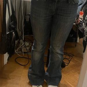 Lågmidjade jeans - Skit snygga säljer pga dom har blivit för små för mig!