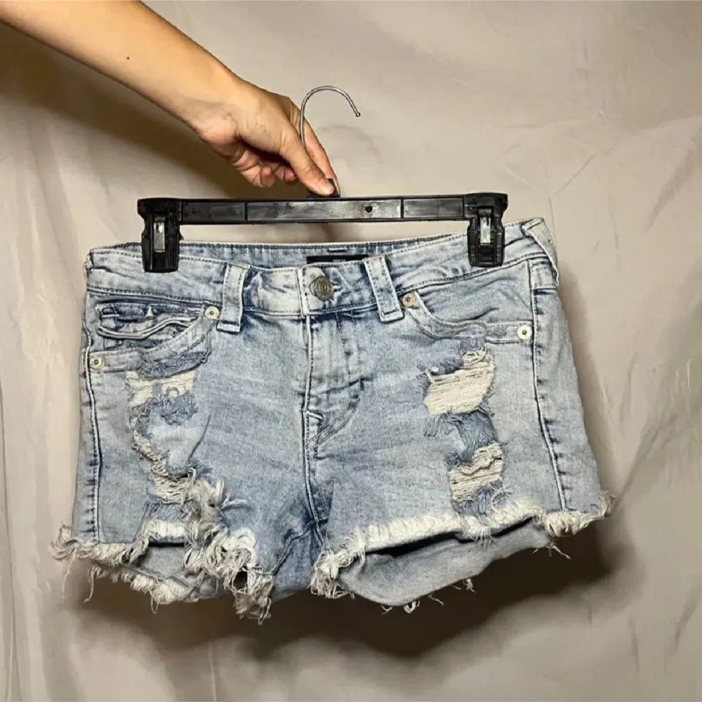 Säljer nu dessa otroligt snygga True religion shorts i storlek 28! Lågmidjade och hur snygga som helst!!😍 OBS! Är bortrest tills 11e augusti, så kan int mötas / posta förens dess, och därmed är köp nu funktionen inte på, men kom med bud!❤️. Shorts.