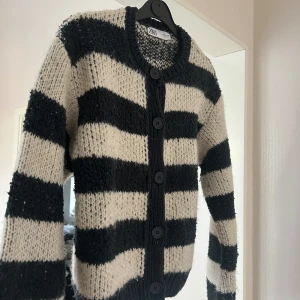 Stickad kofta  - Säljer en supermysig randig kofta från Zara i marinblått och vitt. Perfekt för höst och vinter när du vill hålla dig varm och stilren. Koftan har långa ärmar och en normal passform. 