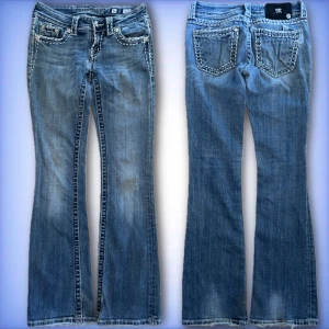 Miss me jeans - Ett par fina miss me jeans i okej skick. 3 knappar är borta runt patchen  Lite små smutsiga på bakfickorna (Se bild 3) Annars bra skick!