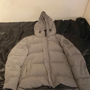 Äkta Canada goose McMillan black label jacka  - En riktigt ball och varm jacka perfekt till vintern Äkta såklart Skick 9/10 Knappt använd 
