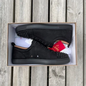 Christian Louboutin - Säljer fräsha louboutins för billigt pris de var bara inte min stil 