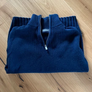 Dressman half zip - Hejsan, säljer nu min stickade half-zip tröja. Dunder skön😮‍💨, det är storlek S men den är lite liten i storleken :)