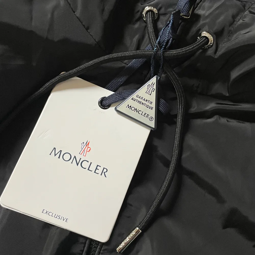 Moncler windbreaker Helt ny Storlek S Tags medföljer Bästa kvaliten du kan hitta, precis som äkta. Jackor.