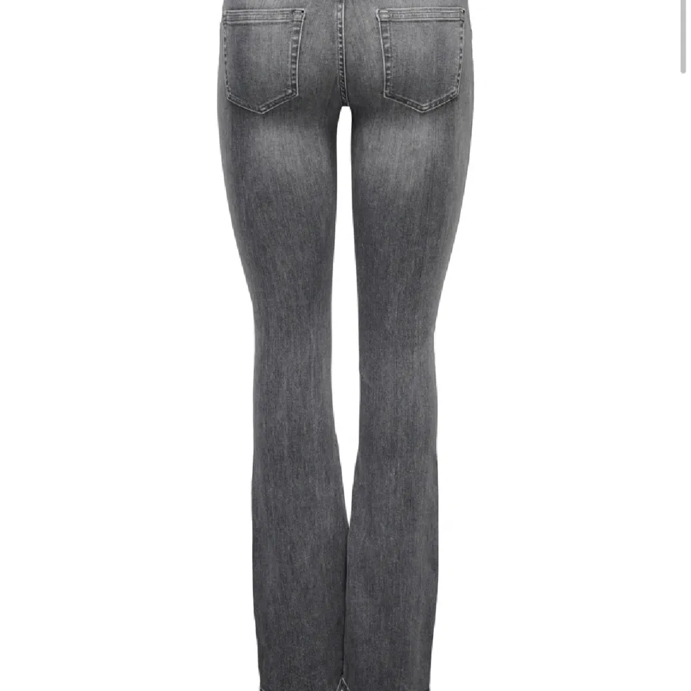 Gråa jeans från only. Andvända fåtal gånger. Midwaist  Storlek S längd 32. Jeans & Byxor.