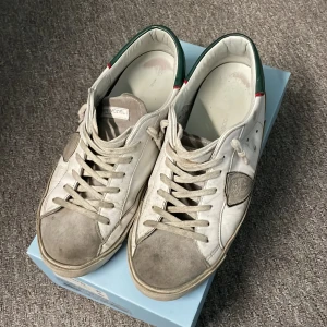 Philippe model - Tja! Säljer nu mina Philippe model skor då jag tröttnat på dom🍻Använda men i fint skick! Allt ingår såklart. Köpta på miinto för 3800, säljer för 1899🕺🏼