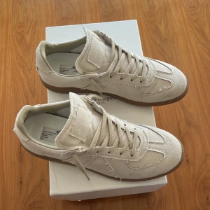 Maison Margiela - Galet grymma skor från Maison Margiela! Dem är extremt ovanliga att få ta på just i denna modell!😊 Väldigt bra skick, finns dock ett par märken   synliga på framsidan av skorna (inget man tänker på dock)😁 Box, dustbags medföljer! Nypris ca 8000kr!🙌🏻👟