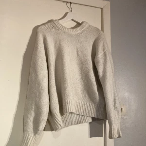 Stickad tröja vit bikbok - Vit stickad tröja, väldigt använd ❤️