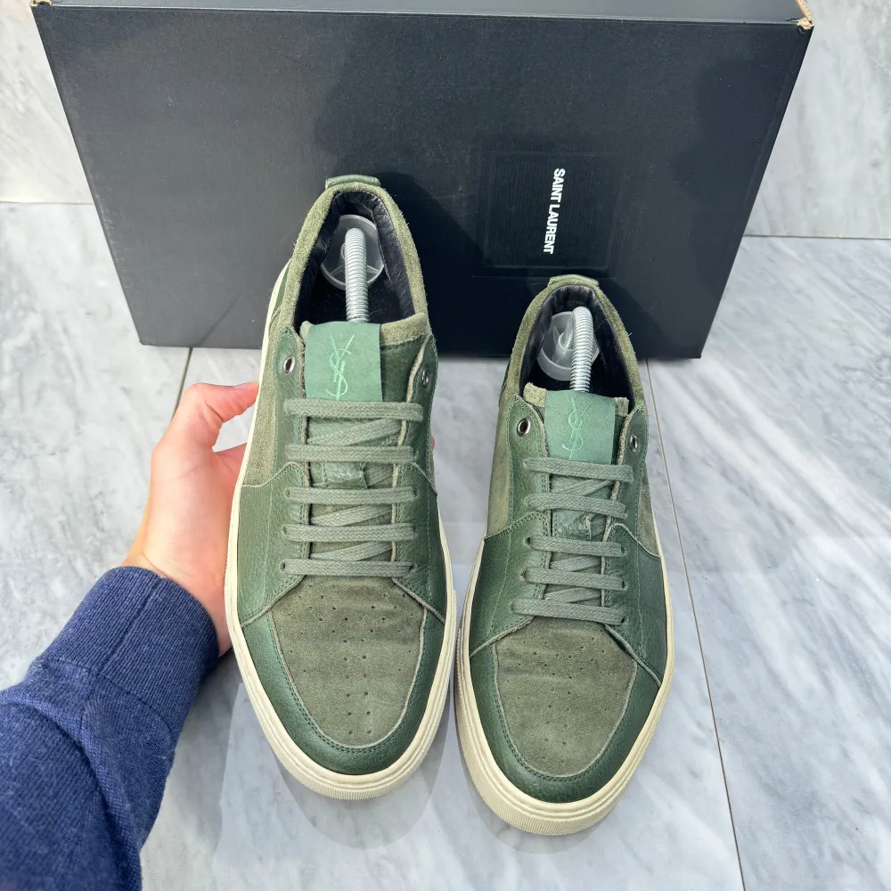 Saint Laurent sneakers | Utmärkt skick | Sitter sanningsenligt i storleken | Nypris: 6800 kr | Ingår: Saint Laurent dustbag | Frakt spårbart via Postnord eller Instabox, där köparen betalar | Tveka inte att höra av dig vid frågor📩. Skor.