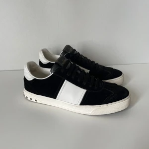 Valentino Flycrews  - Säljer ett par Valentino Flycrew skor som är i ett väldigt bra skick! Alla nitar är kvar! Storlek 41!  Hör gärna av dig om du har frågor!