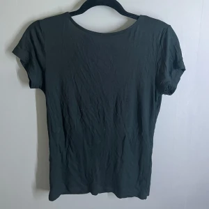 Svart t-shirt med urringning bak - Jätte fin tröja ifrån lager 157 som ej kommer till användning, den är i storlek M men jag själv har S och den passar mig bra💞