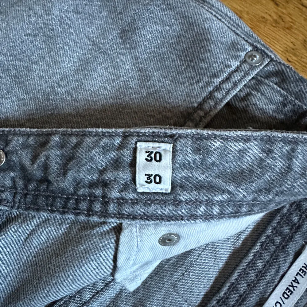 Säljer mina gråa Jack & Jones jeans som inte passar längre!  Sjukt snygga och jätte bra skick. Storlek 30/30 . Jeans & Byxor.