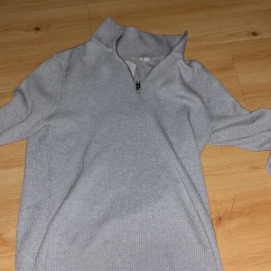 Half zip hoodie från jack&jones - Den är nästan som ny pris kan diskuteras 