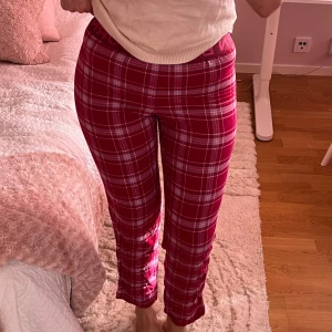 Pyjamasbyxor från Björn borg - Så fina pyjamasbyxor nu till jul från Björn Borg! Tyvärr något för små på mig det står storlek 36 men skulle säg att det mer 34 till liten 36 (de är små i storleken) De är även för korta på mig som ni kan se på bilden! För referens är jag 170 cm ❤️