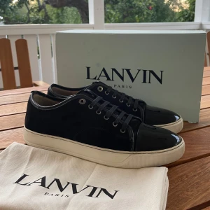Lanvin skor  - Hej! Säljer nu dessa sjukt feta lanvin skor. Skorna är i superfint skick 8.5/10. Med skorna medföljer box och dustbag, helt nya skosnören påsatta 