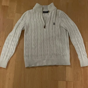 Ralph Lauren halv zip - Säljer min vita Ralph Lauren halv zip. Den är i gott skick och bara att höra av sig om man har några funderingar.
