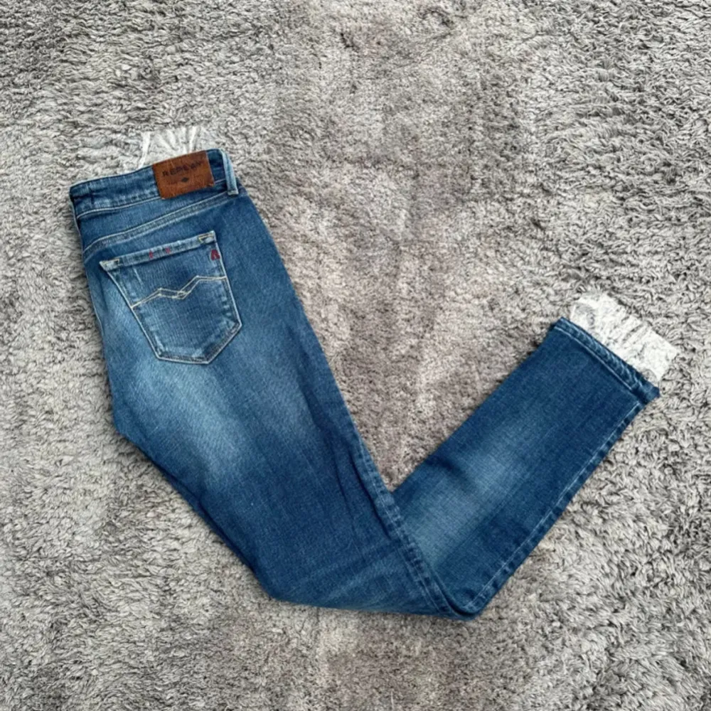 Säljer nu dessa otroligt snygga replay jeans i strlk 29/30, sömnarna vid slutet av benen är förstorade. Dom passar mig som är 183 cm och väger ca 63kg, dock endast med lite häng. . Jeans & Byxor.