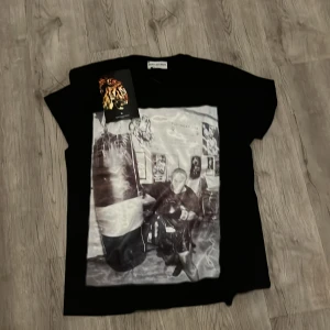Bastille Rive Droite T Shirt - Skick 10/10 nästa helt oanvänd o ny, priset är inte helt bestämt. Det är storlek L men skulle säga att den passar mer M. 