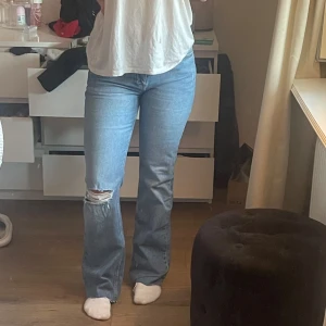 Blåa jeans med hål - Klippta så dom passar mig som är 166cm lång, storlek 38 men sitter som S
