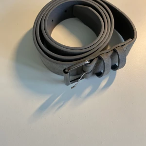 Mocha belt  - Hej! Säljer detta feta mocha bältet! Bältet är grått. Skick 10/10. Kontakta gärna. 110 cm