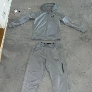 Under armour Tracksuit  - Fräsch under armour Tracksuit, knappt använd i storlek S, grå färg 
