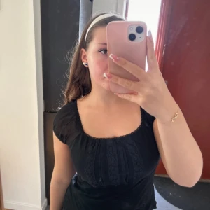 Svart blus  - Supersöt svart blus från Kappahl i storlek M. 