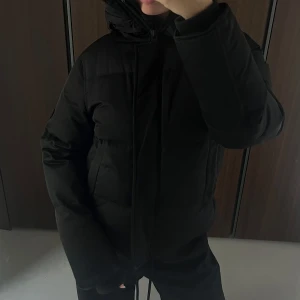 Svart Kenzo jacka  - Svart Kenzo puffer jacket. Perfekt till kallare tider, jätte bra skick då knappt använd. Storlek S, unisex. 