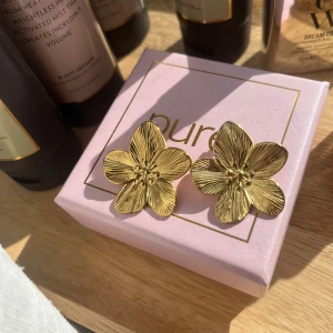 Blom örhängen!! - Sjukt snygga Blom örhängen i stål!!🥰❤️‍🔥