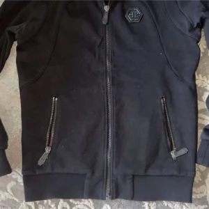 Philip Plein kofta - Säljer koftan då ja it använder den, den är såklart äkta och pris kan diskuteras. 