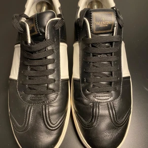 Valentino Flycrew  - Hej! Säljer nu dessa Valentino skor, storlek 46, skicket bedömer vi är väldigt bra alla nitar kvar , tveka inte på att höra av er vid frågor kring skorna! 