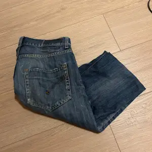 Ett par dondup jeans i bra skick, lite slitningar och defekter || Storlek: W34 men passar W33 och W32 || Skick 7,5/10 || Kontakta gärna med frågor, funderingar och vid intresse!