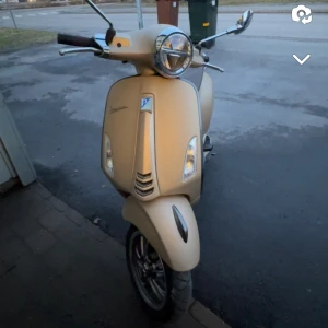 Inteessekoll!! Vespa primavera sprint 4 takt - Inteessekoll på min fina moppe! Moppen är väldigt fin i skicket och lite unik i färgen! Den har npn repa men inte synlig. Den är stor och stabil att köra. Den är från 2020. Det ryms mycket liter att tanka🤍om du har frågor är det bara att fråga!!!
