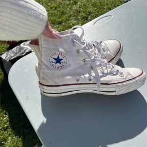 Skor  - Vita converse all star i storlek 36 lite smutsiga men går säkert bort i tvätten!! 