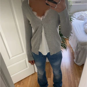 Grå kofta - En fin grå kofta som passar till allt. Inte noppprig💗Säljer samma som på första bilden