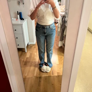 Blå jeans  - Super fina jeans med slits som inte används. Lite långa för mig där av slitet nere vid byxbenen. Pris 120kr⭐️