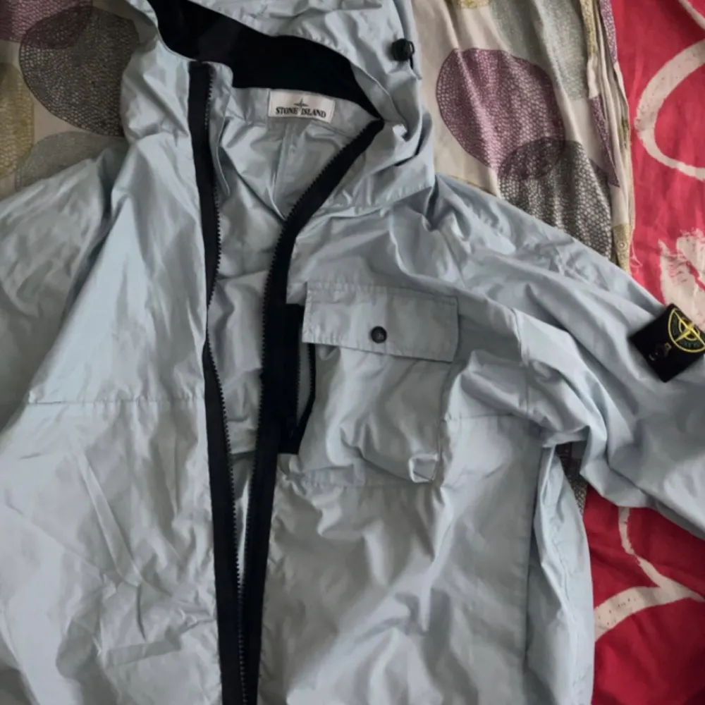 Stone island regnjacka storlek M/L Stone island jacka som har har haft på mig 3 gånger ungefär  I jättebra skick Har endast kvitto digitalt så det är därför pris är så betydligt lågt  Kan mötas runt sthlm . Jackor.